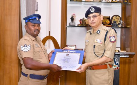 தாசில்தார் வீட்டில் கொள்ளை; பணம்,நகைகளை மீட்ட காவலருக்கு டிஜிபி பாராட்டு
