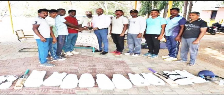 பொதுமக்கள் - போலீஸ் நட்புறவு கிரிக்கெட் போட்டி