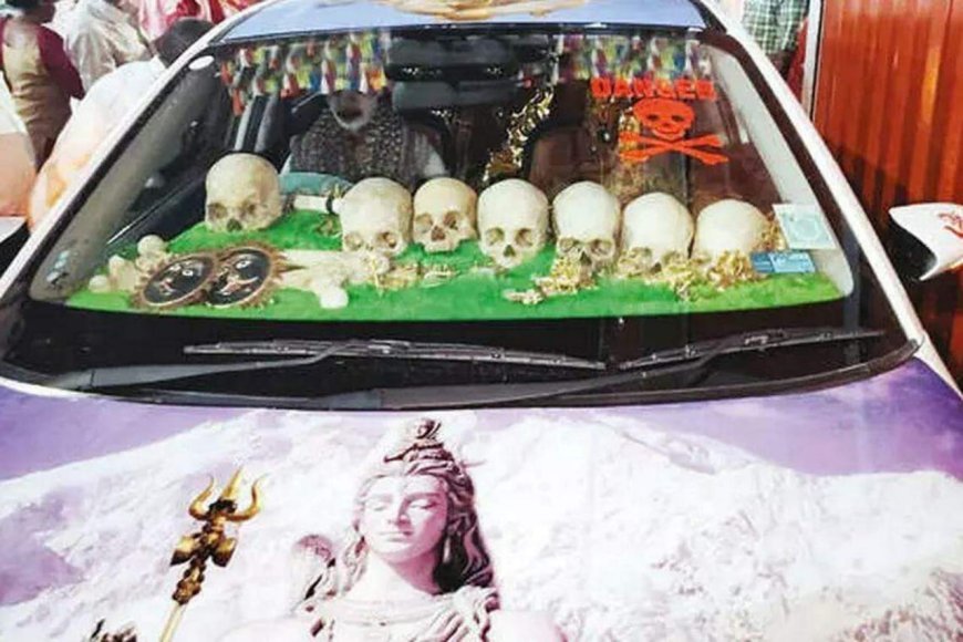 மண்டை ஓடுகளுடன் வந்த அகோரியால் பெரும் பரபரப்பு;பக்தர்கள் பீதி