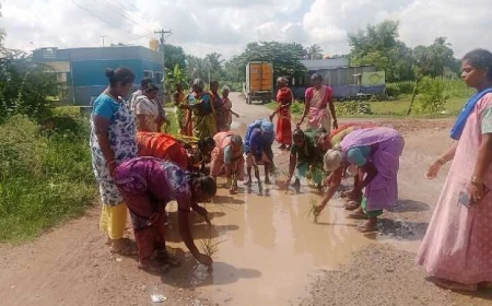 சாலையில் தேங்கிய சகதியால் நாற்று நடப்பு போராட்டம்