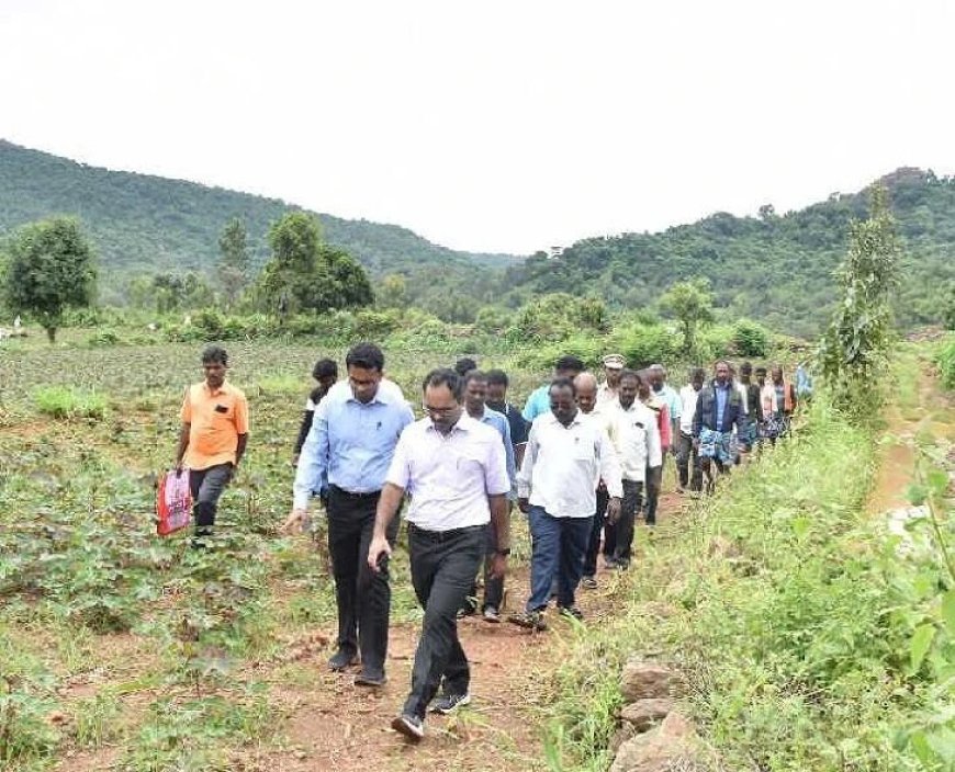 இரண்டு கிலோமீட்டர் நடந்து சென்று ஆட்சியர் ஆய்வு